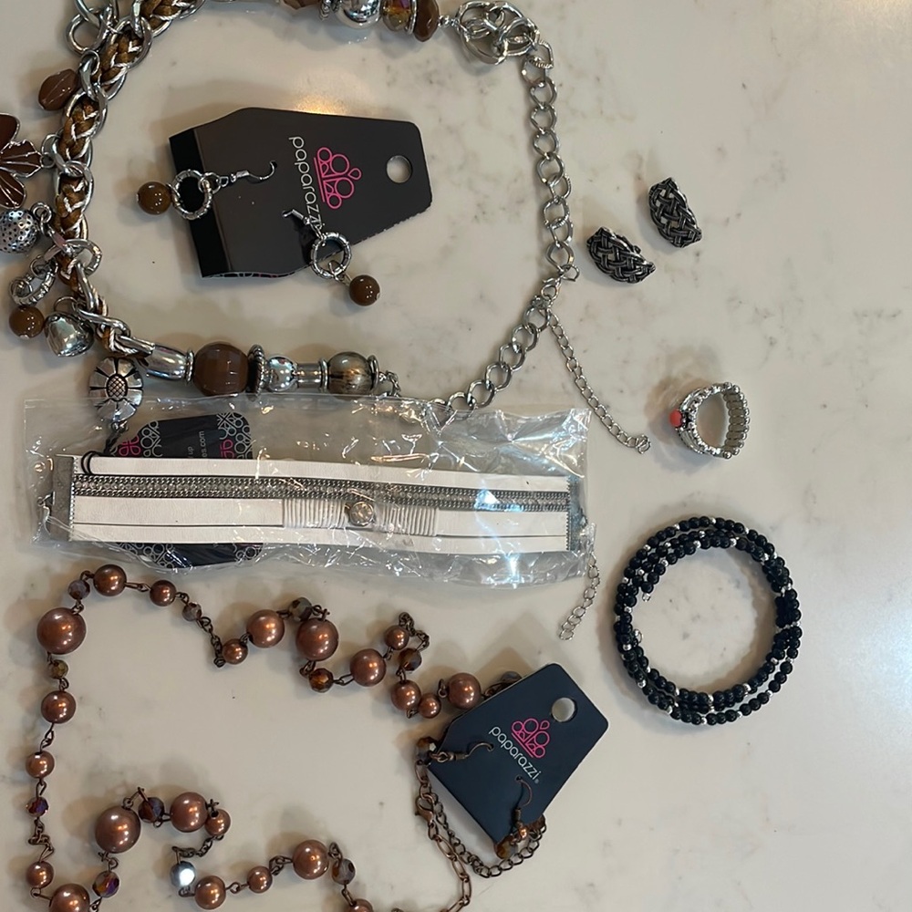 8 pieces of jewelry